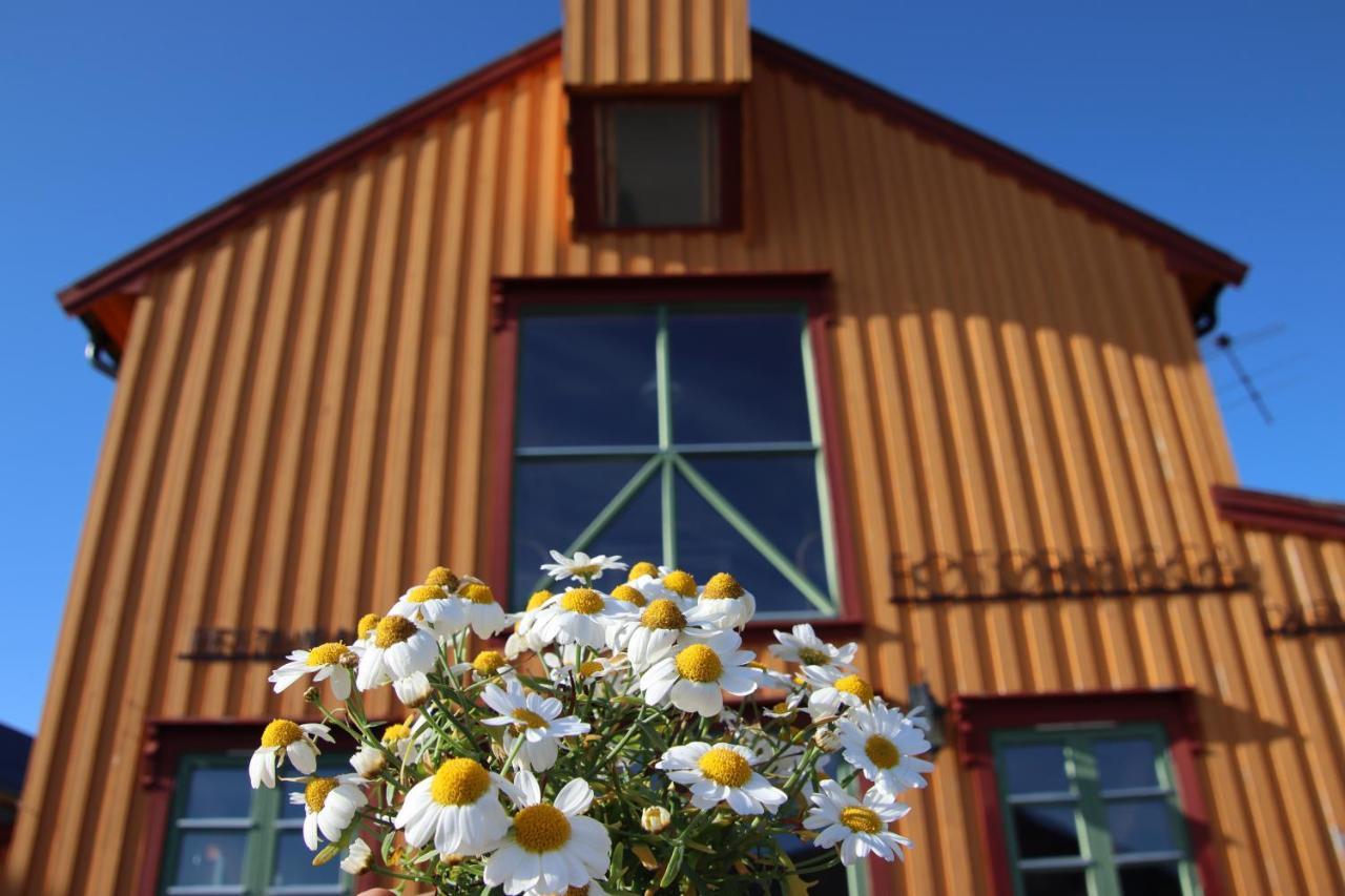 Heimbrygga Restaurant & Accommodation Skrova Exterior photo