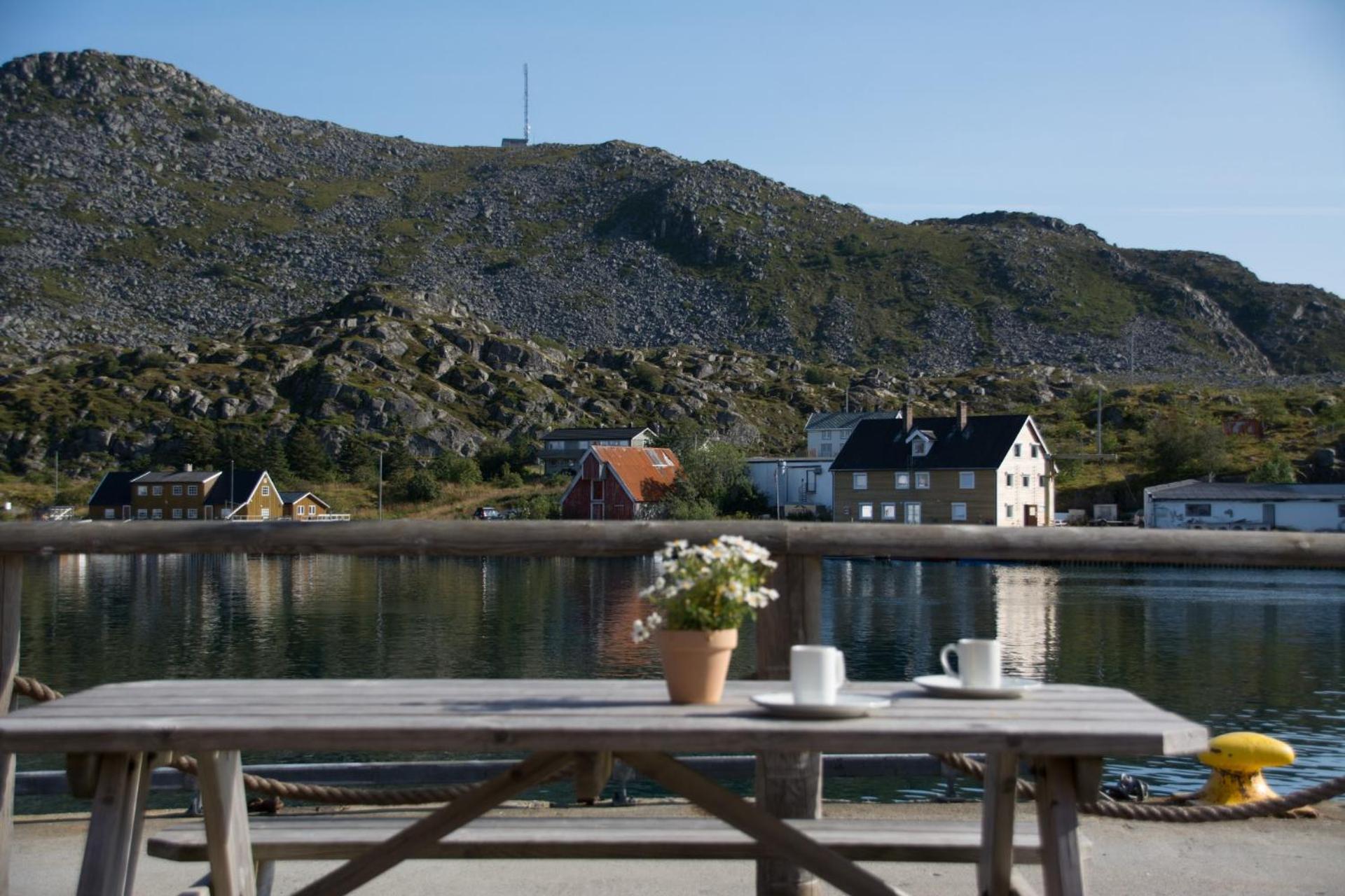 Heimbrygga Restaurant & Accommodation Skrova Exterior photo